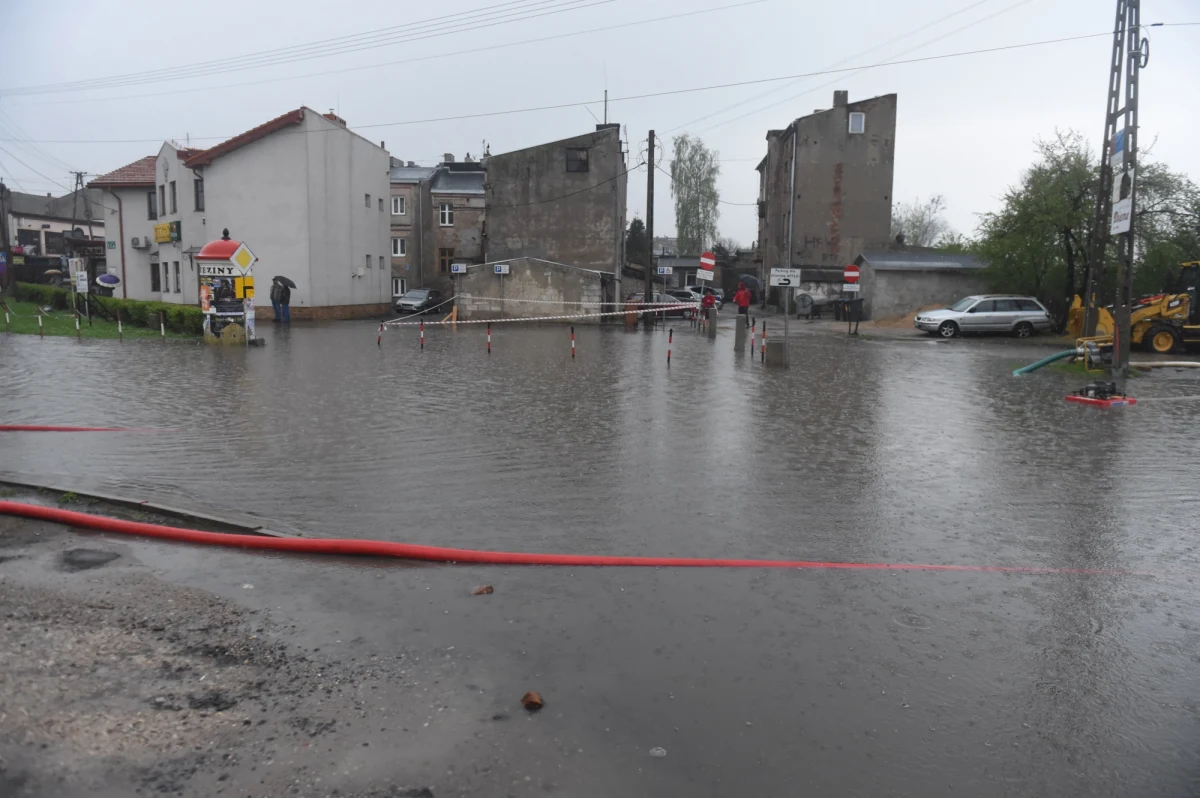 Niemal półtora metra sięgała woda na jednej z posesji w Brzezinach niedaleko Łodzi. "Auta zalane po dach, woda wdarła się do mieszkań" - relacjonuje w rozmowie z naszą reporterką jeden z mieszkańców miejscowości. 