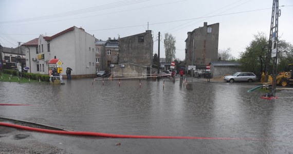 Niemal półtora metra sięgała woda na jednej z posesji w Brzezinach niedaleko Łodzi. "Auta zalane po dach, woda wdarła się do mieszkań" - relacjonuje w rozmowie z naszą reporterką jeden z mieszkańców miejscowości. 