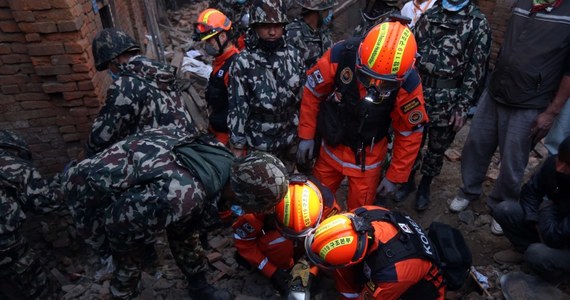 Polscy ratownicy założą dzisiaj obóz medyczny w górskiej dolinie Melamchi na północny wschód od Katmandu. Na miejscu trwa walka z czasem, bo w piątym dniu po trzęsieniu ziemi szanse na uratowanie ludzi spod gruzów są bardzo małe. Najnowszy, ale niestety nie ostateczny bilans sobotniego trzęsienia ziemi to ponad 5 tysięcy ofiar śmiertelnych i ponad 10 tys. rannych. Władze przypuszczają, że liczba zabitych może sięgnąć 10 tysięcy.