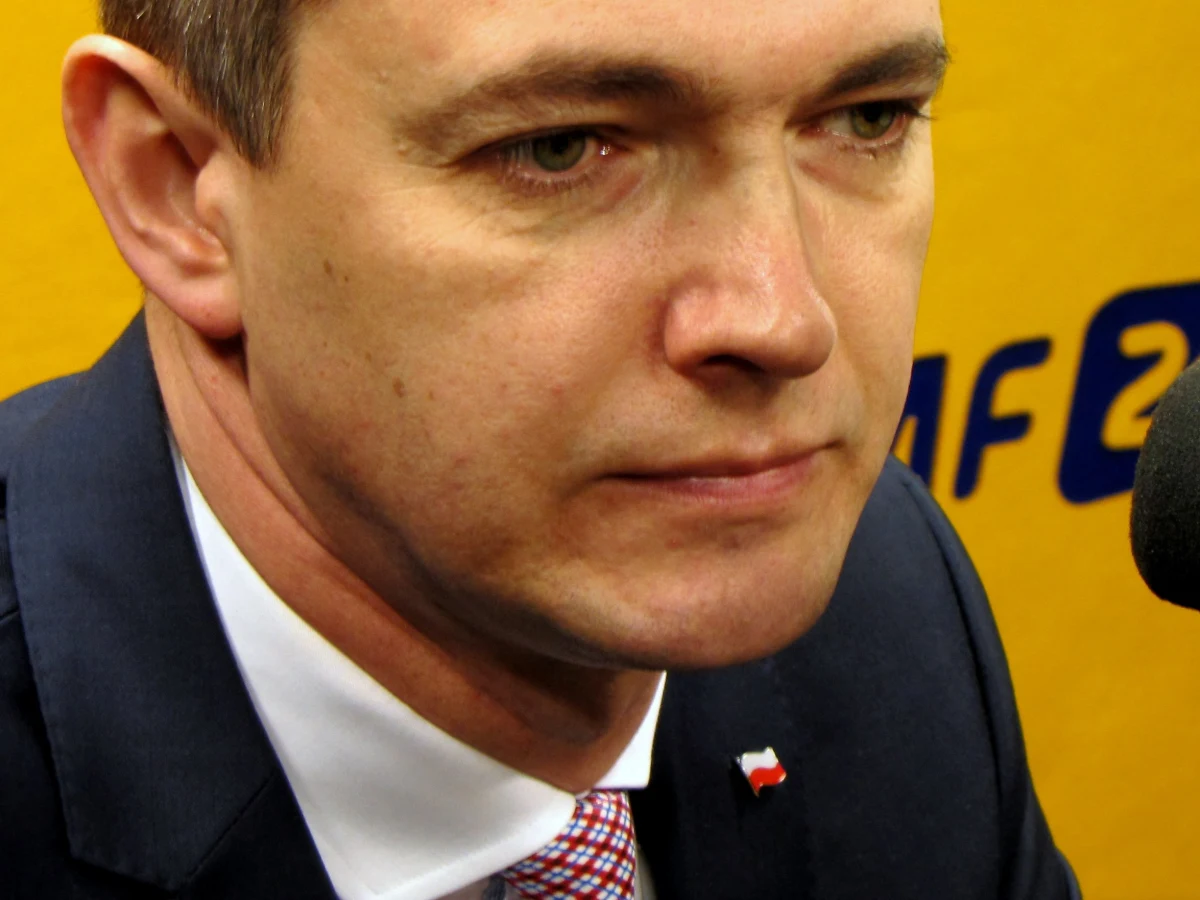 „Nie wierzę w sondaże, wierzę w siebie. Nie projektujmy tej rzeczywistości za pośrednictwem sondaży, które wielokrotnie się skompromitowały. Spotkałem już ponad 30 tys. ludzi, mówią: dobrze, że pan wystartował” – mówi w Kontrwywiadzie RMF FM kandydat PSL na prezydenta Adam Jarubas. „Nie dzwoniłem do Pawlaka, bo nie uważam, że to jest wrogi gest” – odpowiada gość RMF FM pytany o Waldemara Pawlaka u boku Bronisława Komorowskiego na strażackiej pielgrzymce. „Mam nadzieję, że strażacy zagłosują na swojego – na strażaka Jarubasa” – dodaje. Bliżej do opozycji, niż koalicji? Zdaniem Jarubasa to dobrze, że PSL ma pryncypialne stanowisko. „Jeśli byśmy się wszyscy godzili, to bylibyśmy w jednej partii” – ocenia. „Są różne zdania w PSL-u, również na temat kontraktu MON. Powinniśmy kierować się patriotyzmem gospodarczym, a nie bezrefleksyjnie podchodzić do takich tematów. Błąd, że nie wspiera się miejsc pracy w Polsce” – mówi Adam Jarubas o przetargu na śmigłowce. „Powinien Polak dawać zarobić Polakowi” – dodaje. 