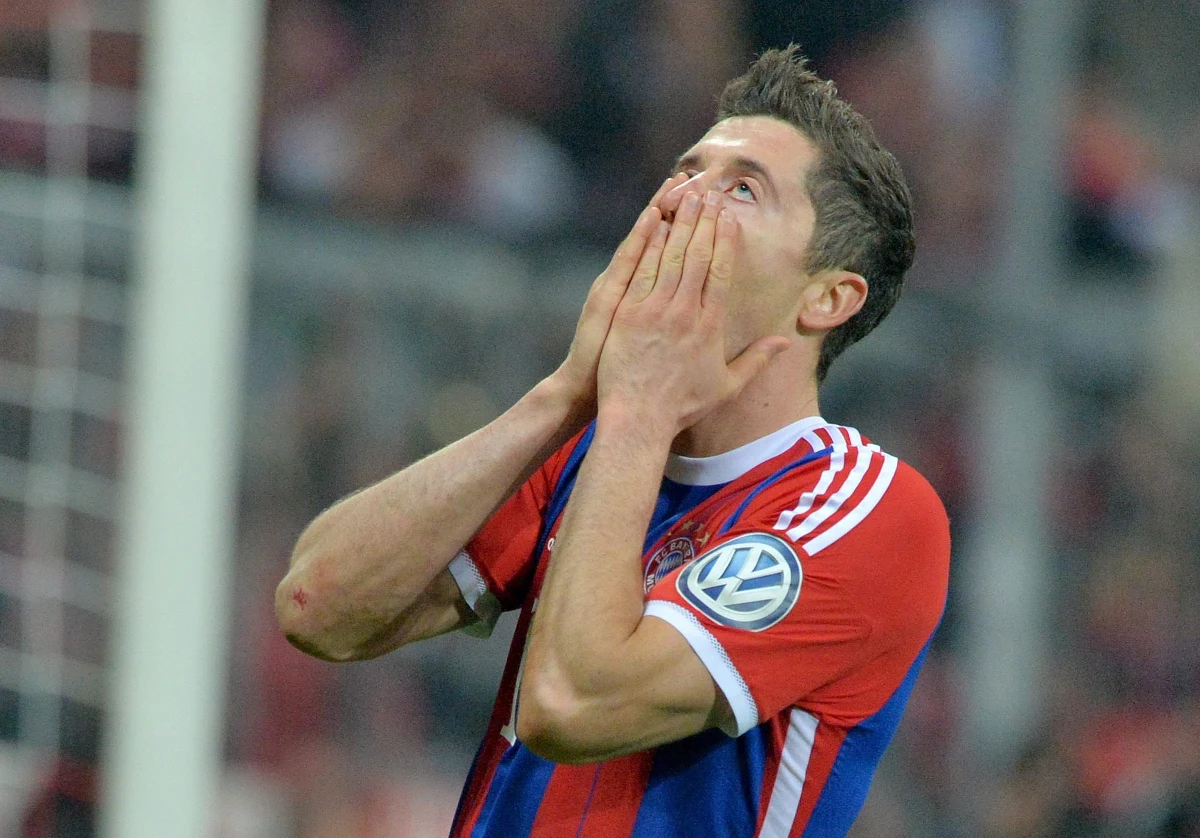 "Dziękuję wszystkim za słowa wsparcia. Zrobię wszystko, żeby zagrać na Camp Nou" - napisał na Twitterze Robert Lewandowski. Reprezentant Polski ma złamaną górną szczękę i kość nosową oraz wstrząśnienie mózgu. O jego stanie zdrowia oficjalnie poinformował wcześniej Bayern Monachium. "Trudno o gorsze informacje" - skomentował rzecznik prasowy Bawarczyków Markus Hoerwick. Lewandowski zderzył się z bramkarzem Borussii Dortmund podczas wczorajszego meczu półfinału Pucharu Niemiec.