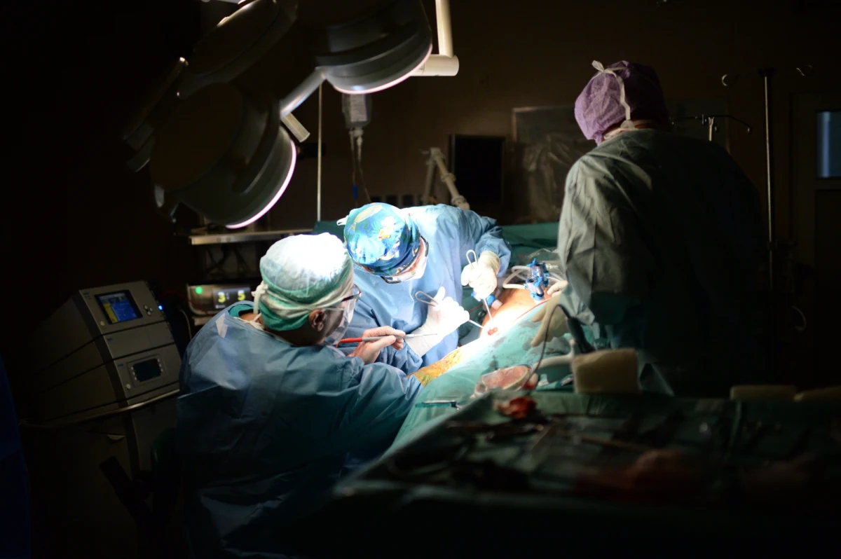 Pierwszy na świecie allogeniczny złożony przeszczep narządów szyi przeprowadzono w Centrum Onkologii w Gliwicach. Lekarze przeszczepili 37-letniemu choremu krtań, tchawicę, gardło, przełyk, tarczycę z przytarczycami, struktury mięśniowe oraz powłokę skórną przedniej ściany szyi.