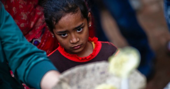 Potężne trzęsienie ziemi, które w sobotę nawiedziło Nepal, i wstrząsy wtórne sprawiły, że już 340 000 osób porzuciło spustoszone przez kataklizm miasto i Kotlinę Katmandu. Takie statystyki podała nepalska policja. 