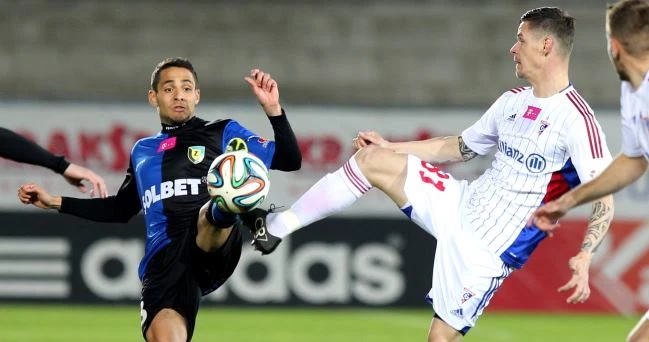 Zawodnik Górnika Zabrze Robert Jeż (P) walczy o piłkę z Alvarinho (L) z Zawiszy Bydgoszcz