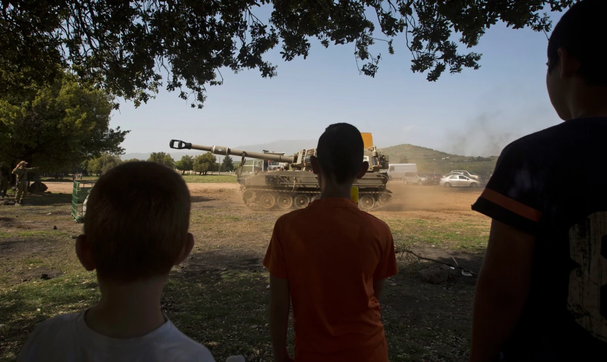 Syryjska opozycja i grupy aktywistów poinformowały o kolejnym, najprawdopodobniej chemicznym ataku w prowincji Idlib na północnym zachodzie Syrii. Jedna organizacja podała na Twitterze, że wskutek ataku udusiło się ok. 12 osób. Według tych źródeł śmigłowce sił rządowych zrzuciły co najmniej dwie bomby beczkowe zawierające chlor w mieście Sarakeb. Nie wiadomo, kiedy doszło do ataku.