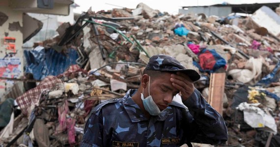 Pięć dni po trzęsieniu ziemi w Nepalu ratownicy wydobyli spod gruzów w Katmandu żywego nastolatka. Chłopca wyniesiono na noszach; oczekujący świadkowie powitali go oklaskami i okrzykami radości.