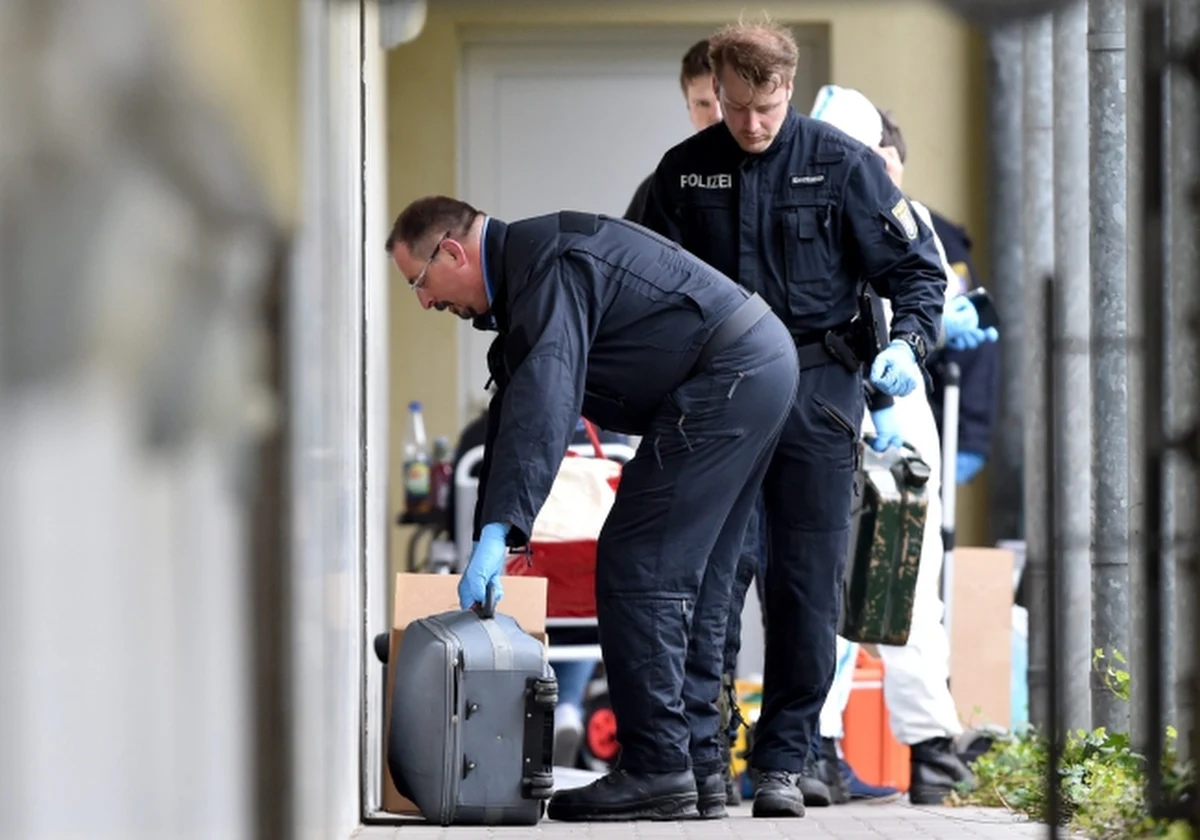 Niemiecka policja udaremniła zamach terrorystyczny w Hesji. Funkcjonariusze zatrzymali dwie osoby, w których mieszkaniu znaleziono sprawną bombę oraz broń i amunicję. Ze względów bezpieczeństwa odwołano wyścig kolarzy we Frankfurcie nad Menem. 