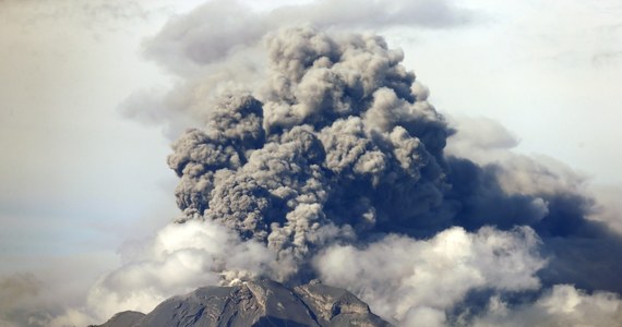 W czwartek po raz trzeci w ciągu ośmiu dni wybuchł chilijski wulkan Calbuco. W niebo wzbiła się potężna chmura wulkanicznego pyłu. Przedstawiciele władz zapewniają jednak, że ta najnowsza erupcja nie była tak potężna jak poprzednie.