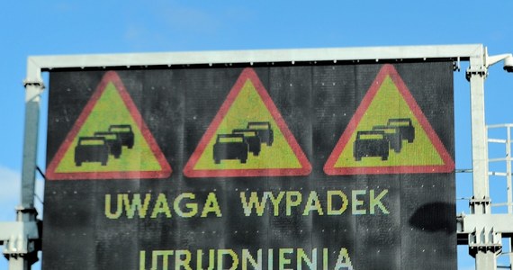 Jedna osoba zginęła a trzy zostały ranne w wypadku, do którego doszło na autostradzie A4 na wysokości Opola na łącznicy zjazdowej z A4 na drogę krajową nr 45 na węźle Dąbrówka. Utrudnienia trwały prawie trzy godziny.