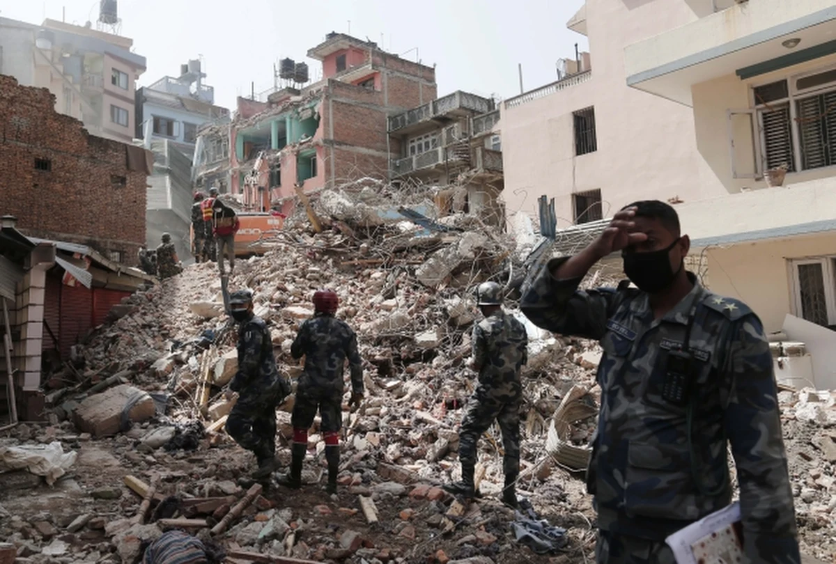 "Skupiamy się już teraz głównie na pomocy humanitarnej" - mówi w rozmowie z RMF FM dowódca pracującej w Nepalu polskiej grupy poszukiwawczo-ratowniczej Mariusz Celtynowski. Ekipy międzynarodowe zakończyły akcję ratowniczą w kraju zniszczonym przez potężne trzęsienie ziemi. Według najnowszych danych - zginęło ponad 6 tysięcy osób, a prawie 14 tysięcy zostało rannych.