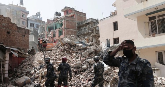 "Skupiamy się już teraz głównie na pomocy humanitarnej" - mówi w rozmowie z RMF FM dowódca pracującej w Nepalu polskiej grupy poszukiwawczo-ratowniczej Mariusz Celtynowski. Ekipy międzynarodowe zakończyły akcję ratowniczą w kraju zniszczonym przez potężne trzęsienie ziemi. Według najnowszych danych - zginęło ponad 6 tysięcy osób, a prawie 14 tysięcy zostało rannych.