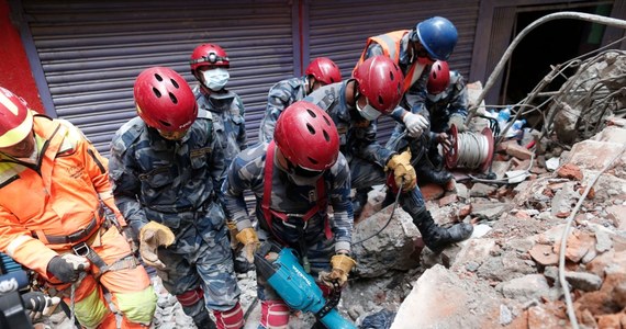 W sobotę wieczorem z Polski poleci do Nepalu samolot z pomocą rządową i organizacji pozarządowych, w tym Polskiego Czerwonego Krzyża. Tym transportem mają potem wrócić polscy strażacy, którzy pomagają w usuwaniu skutków wielkiego trzęsienia ziemi. 