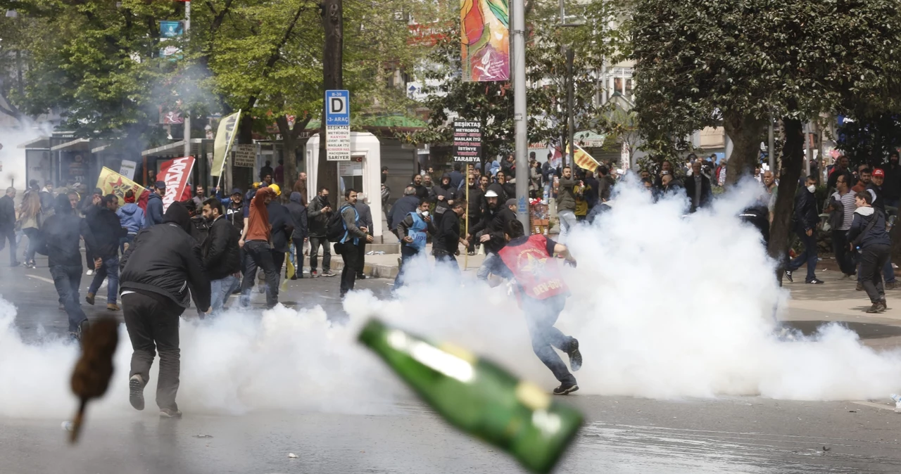 Starcia demonstrantów z policją koło placu Taksim w Stambule