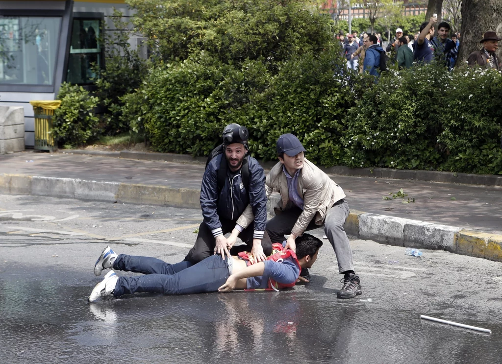 Turcja: Policjanci w cywilnych ubraniach zatrzymują jednego z protestujących