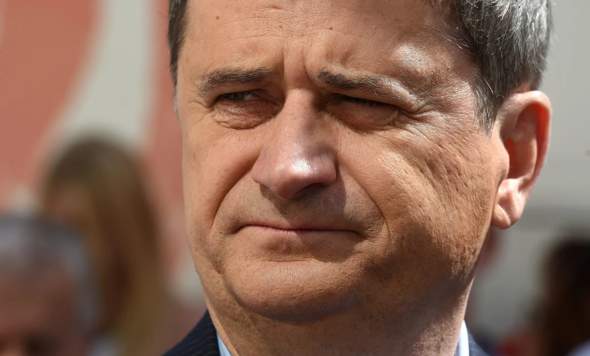 "W tym dniu, dniu wielkiej europejskiej nadziei Polaków, chcę zaproponować, żeby zastąpić nazwy placów i ulic związanych z Lechem Kaczyńskim, byłym prezydentem Rzeczypospolitej, nazwami imienia Unii Europejskiej, czy po prostu Unii Europejskiej" – powiedział w Lublinie kandydat na prezydenta, Janusz Palikot. Zapowiedział też starania o referenda w tej sprawie. 