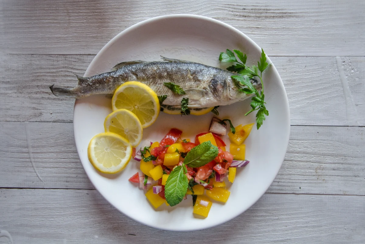 Okoń morski pieczony w folii na grillu smakuje naprawdę obłędnie. Chude i delikatne mięso tej ryby, w maślanej oprawie, doskonale komponuje się ze smakiem pietruszki i cytryny. Jeśli chcemy dodać tej potrawie bardziej egzotycznego wyrazu, podajmy ją z pomidorowo-paprykową salsą. Pyszny efekt - murowany. 