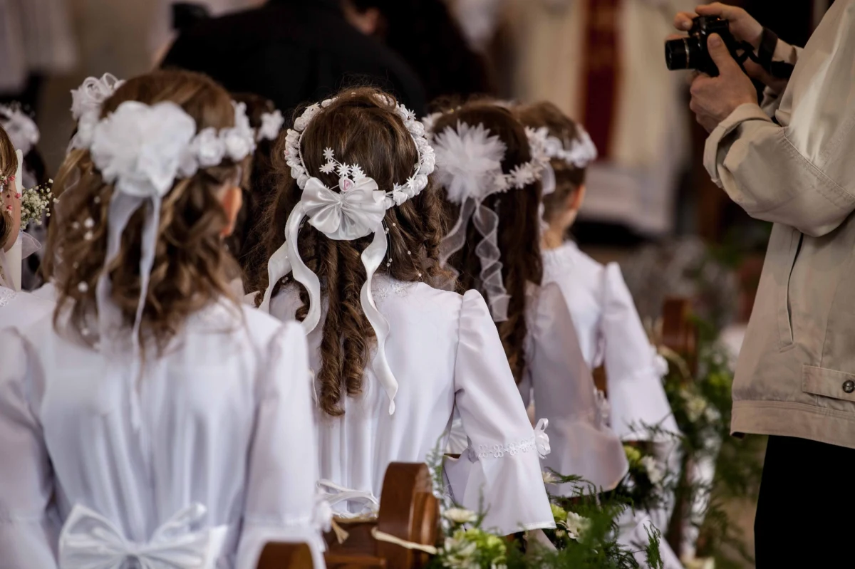 Nadszedł maj i czas Pierwszych Komunii Świętych, rodzinnych spotkań i… obdarowywania prezentami.  Jaki prezent komunijny jest stosowny? Jak nie przesadzić obdarowując dziecko? Nasza reporterka Anna Kropaczek rozmawiała o tym z Sylwią Żbik-Weiss,  psychologiem psychoterapeutą, założycielką Strefy Bytu - Centrum Psychoterapii i Rozwoju w Katowicach. 