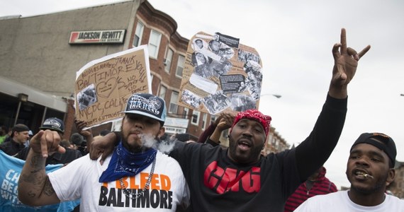 Prokuratura w amerykańskim Baltimore postawiła w stan oskarżenia 6 policjantów, którzy brali udział w zatrzymaniu czarnoskórego Freddiego Graya. Mężczyzna zmarł potem na skutek uszkodzenia rdzenia kręgowego Afroamerykanina. Jeden z policjantów jest oskarżony o morderstwo II stopnia. 