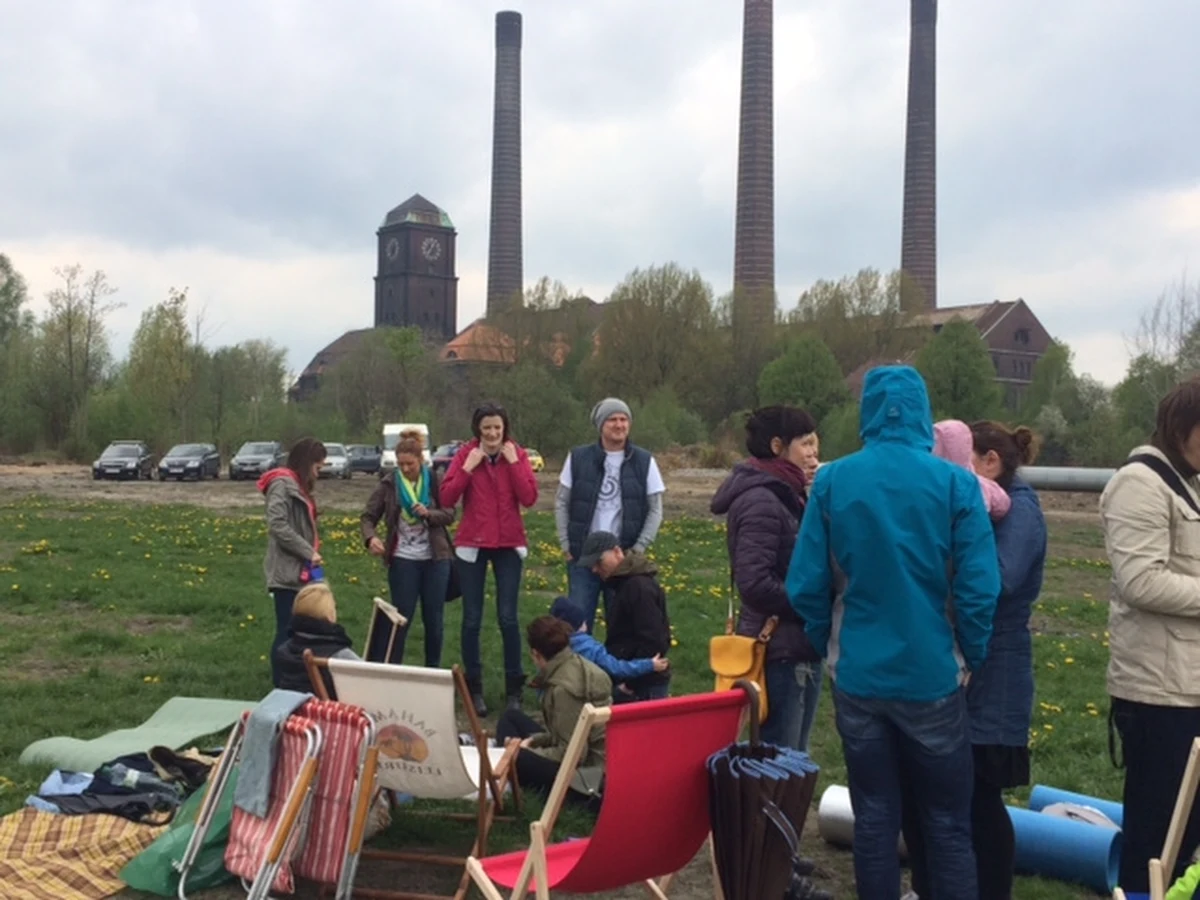  W dniu Święta Pracy na kilka godzin w Bytomiu powstało… Centrum Lenistwa. Społecznicy z tego miasta zebrali się  przed Elektrociepłownią Szombierki. Przed tym zabytkiem techniki rozłożyli koce, leżaki i postanowili nic nie robić. To swoisty protest w obronie ikony górnośląskiego przemysłu, która niszczeje.