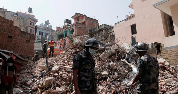 Tydzień po wielkim trzęsieniu ziemi w Nepalu rząd tego kraju wykluczył możliwość znalezienia pod gruzami żywych ludzi. Według najnowszego oficjalnego bilansu kataklizm spowodował ok. 6620 ofiar śmiertelnych.