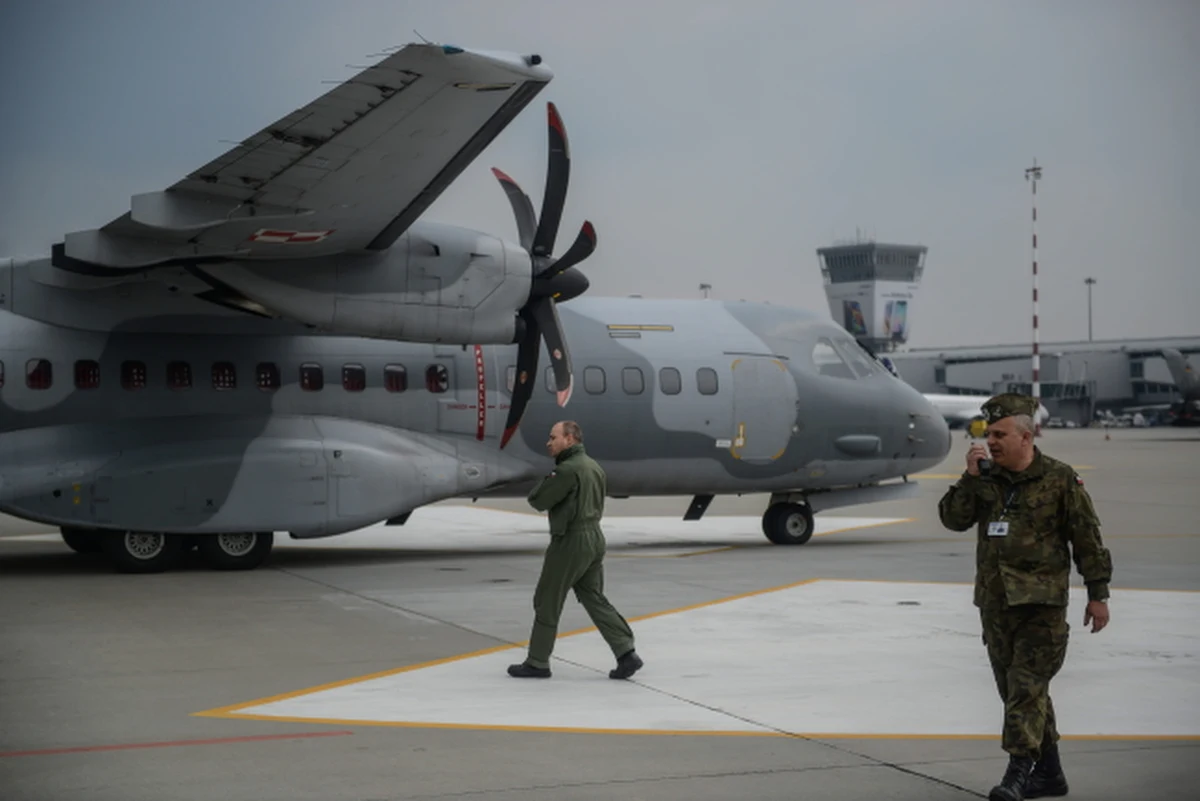 ​Wojskowe samoloty transportowe, wiozące pomoc dla poszkodowanych w trzęsieniu ziemi w Nepalu, zaczęły kolejno startować z Warszawy. W drodze powrotnej maszyny zabiorą polskich ratowników, którzy kończą akcję na miejscu.