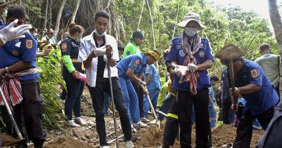 Dziesięć ciał wydobyła dotychczas tajlandzka policja z masowego grobu na terenie byłego obozu przemytników ludzi w dżungli na południu kraju. Nielegalni imigranci przybywają do Tajlandii w poszukiwaniu pracy i schronienia.