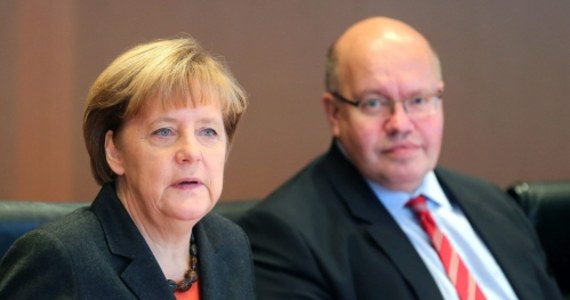 Kanclerz Niemiec Angela Merkel zapewniła przed zbliżającą się 70. rocznicą zakończenia II wojny światowej, że Niemcy nie zapominają o swej przeszłości, a wręcz przeciwnie, czują się odpowiedzialni za popełnione przez nazistów zbrodnie. "Nie stawiamy końcowej kropki" - oświadczyła Merkel w cotygodniowym przesłaniu do obywateli opublikowanym na jej stronie internetowej.  