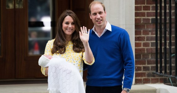 Księżna Kate i jej nowo narodzona córeczka opuściły już londyński szpital St. Mary's. Wcześniej w placówce zjawił się książę Cambridge William z synkiem George'em. 
