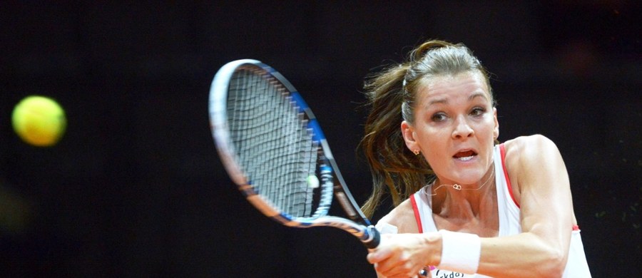 Rozstawiona z „dwójką” Agnieszka Radwańska bez większych problemów awansowała do ćwierćfinału turnieju WTA Tour na twardych kortach w chińskim Tiencinie. Polska pokonała chińską tenisistkę Qiang Wang 6:1, 6:1. 