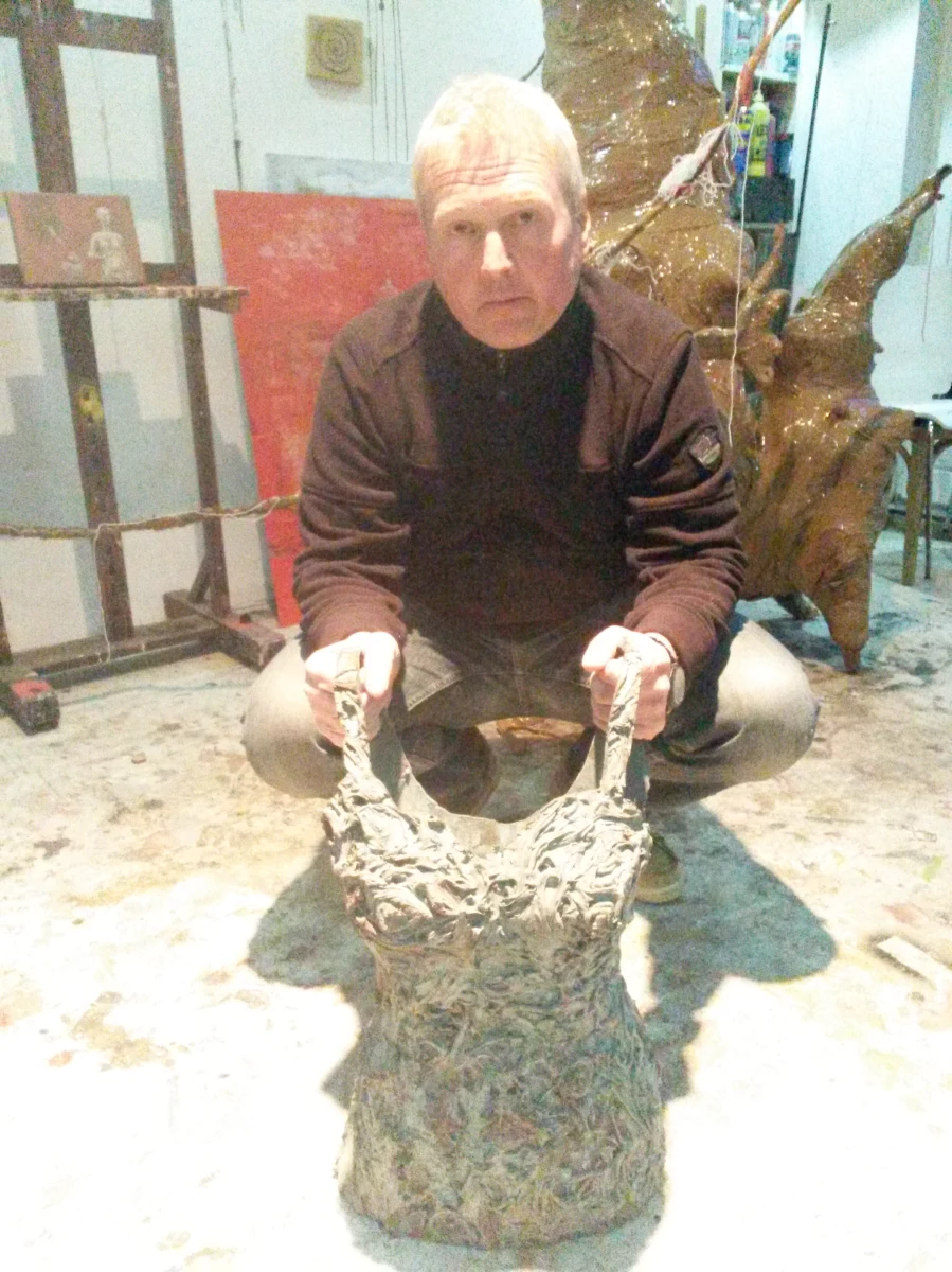 Tworzy na gąbkach ze starych materaców, maluje czarnym silikonem, zaprojektował także balustradę mostu w Utrechcie. Polski artysta Tomasz Vetulani tworzy od 30 lat w Holandii. Jest poliglotą, świetnie zintegrowanym z lokalną społecznością. 