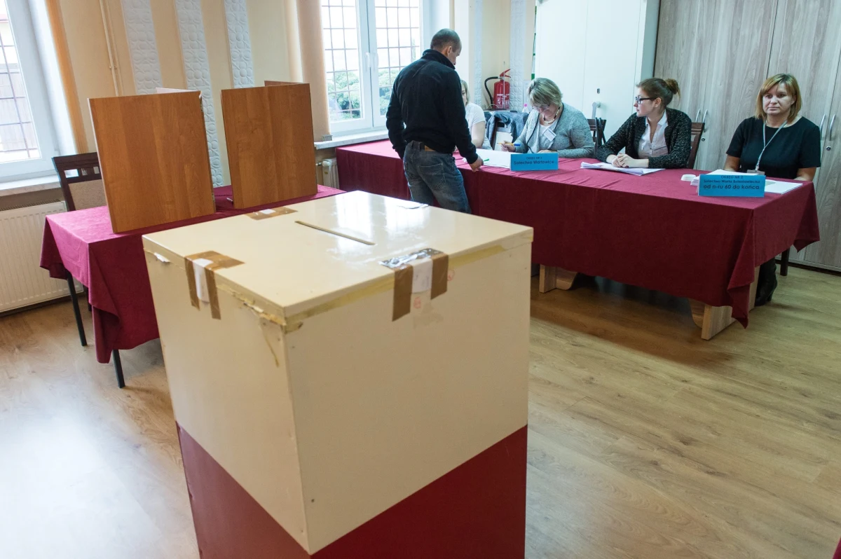 Ponad 50 tys. osób chce zaangażować PiS do tego, by sprawdzały, czy wybory prezydenckie przebiegają prawidłowo. "Mamy prawo do kontroli, a po doświadczeniach z wyborami samorządowymi takie działania są uzasadnione" - tłumaczą politycy partii. 