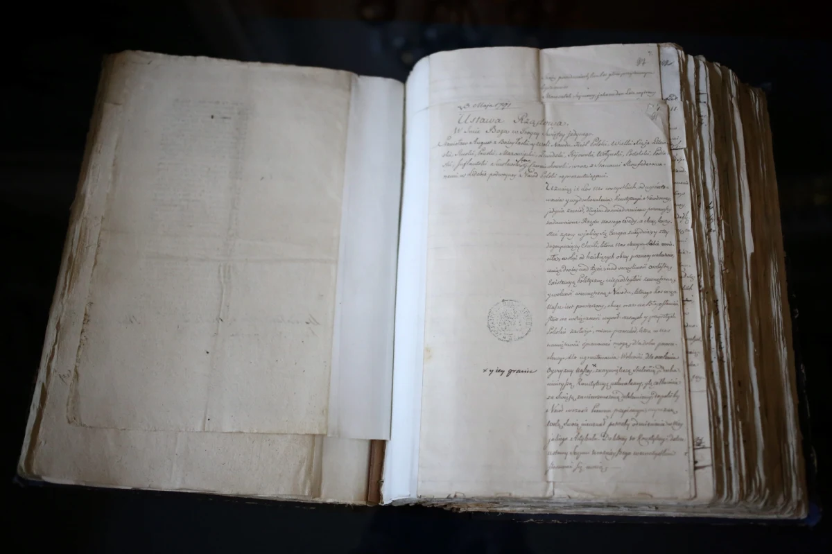 Oficjalna nazwa Konstytucji 3 Maja to Ustawa Rządowa. Potocznie nazywamy ją Konstytucją 3 Maja ze względu na dzień uchwalenia – 3 maja 1791 roku. Tak naprawdę została ona przyjęta wbrew ówczesnym standardom podejmowania decyzji w sejmie – przyznaje doktor Jacek Przygodzki z Uniwersytetu Wrocławskiego. Przygotowania do uchwalenia trwały stosunkowo długo. Rozpoczęto je w 1789 roku, ale ostatni rok - 1791 - to była intensyfikacja prac. 