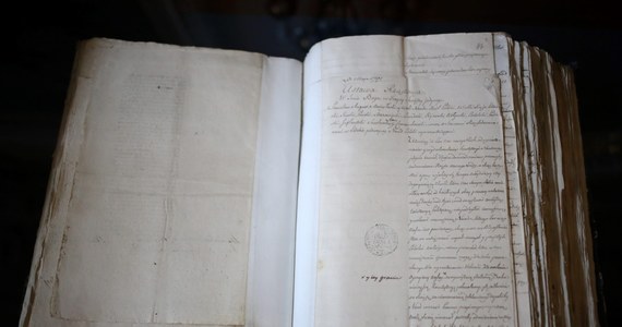 Oficjalna nazwa Konstytucji 3 Maja to Ustawa Rządowa. Potocznie nazywamy ją Konstytucją 3 Maja ze względu na dzień uchwalenia – 3 maja 1791 roku. Tak naprawdę została ona przyjęta wbrew ówczesnym standardom podejmowania decyzji w sejmie – przyznaje doktor Jacek Przygodzki z Uniwersytetu Wrocławskiego. Przygotowania do uchwalenia trwały stosunkowo długo. Rozpoczęto je w 1789 roku, ale ostatni rok - 1791 - to była intensyfikacja prac. 