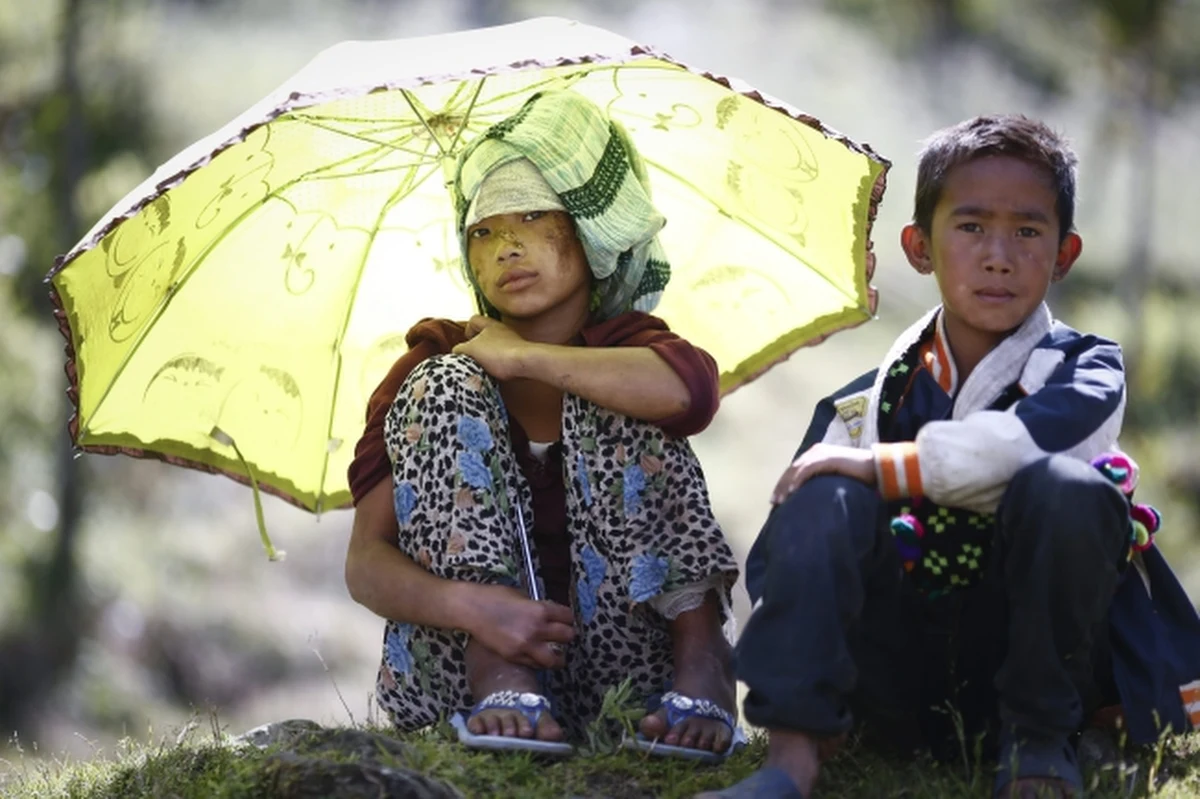 Przedstawiciele ONZ skarżą się na formalności administracyjne ze strony władz Nepalu. Z tego powodu opóźnia się pomoc humanitarną dla tego kraju dotkniętego 25 kwietnia najtragiczniejszym od wielu lat trzęsieniem ziemi. Liczba ofiar śmiertelnych wzrosła do 7040 osób. 