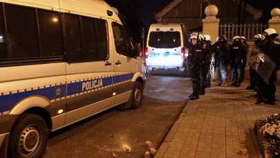 Zamieszki w Knurowie po śmierci 27-latka. 14 rannych policjantów, 6 zatrzymanych kibiców