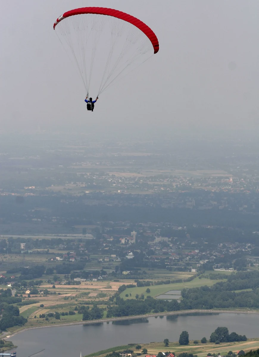 Akcja strażaków w Międzybrodziu Żywieckim w woj. śląskim na zboczu góry Żar. Ściągali paralotniarza, który zawisł na drzewie.