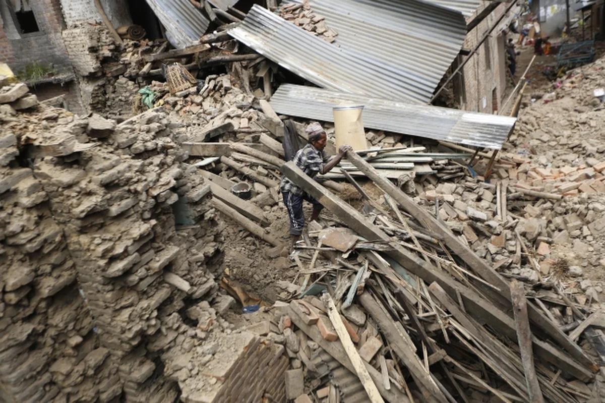 Osiem dni po trzęsieniu ziemi w Nepalu ratownicy wydobyli spod gruzów w górskiej wiosce cztery żywe osoby. Jedna z nich to mężczyzna, który ma 105 lat.