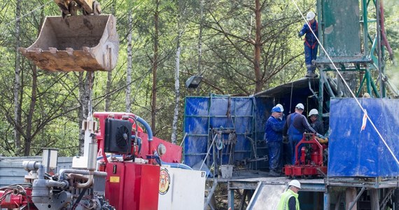 Wiertnica wykonująca ponadkilometrowy otwór z powierzchni ziemi do chodnika w kopalni "Wujek Ruch Sląsk" znów pracuje. Udało się naprawić silnik urządzenia. Do przewiercenia pozostało jeszcze tylko 50 metrów.