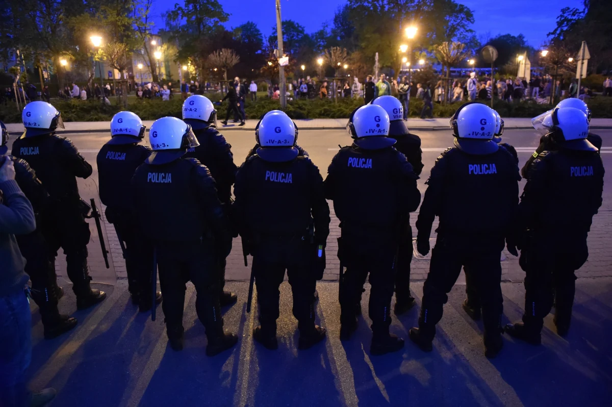 Znów starcia policji z pseudokibicami w śląskim Knurowie. Policjanci zostali zaatakowani przez uczestników demonstracji przed komisariatem. To już kolejne zamieszki. Do wcześniejszych doszło w nocy z soboty na niedzielę, po tym, jak podczas meczu Concordii Knurów z Ruchem Radzionków interweniowała policja. Postrzelony gumową kulą kibic zmarł w szpitalu. 