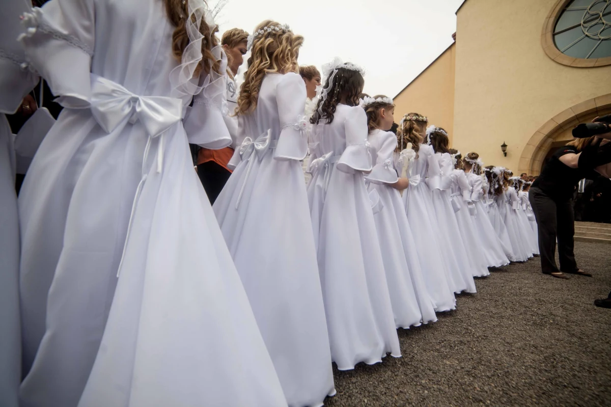 Na prezent z okazji Pierwszej Komunii wydajemy od 200 do 1000 zł – wynika z raportu serwisu Ceneo.pl. Do ponadczasowego zegarka i roweru w ostatnich latach dołączyła elektronika: tablety, smartfony, laptopy i aparaty fotograficzne. 