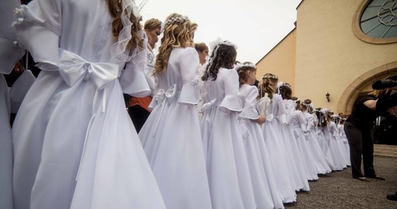 Na prezent z okazji Pierwszej Komunii wydajemy od 200 do 1000 zł – wynika z raportu serwisu Ceneo.pl. Do ponadczasowego zegarka i roweru w ostatnich latach dołączyła elektronika: tablety, smartfony, laptopy i aparaty fotograficzne. 