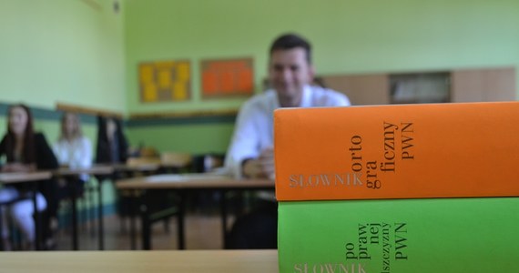 300 tysięcy maturzystów pisze egzamin dojrzałości. Na początek mierzą się z językiem polskim. Na RMF 24 opublikujemy arkusz zadań i propozycje odpowiedzi.