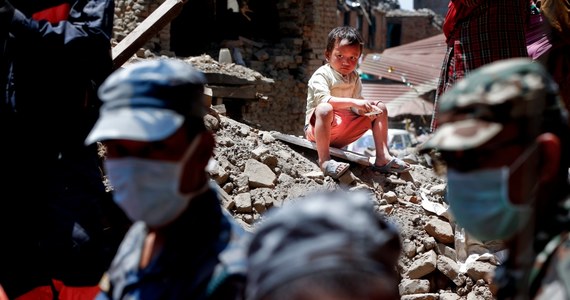 Samoloty z pomocą humanitarną dla Nepalu, które wystartowały z Polski w sobotę dotrą do Katmandu dopiero dziś wieczorem i jutro rano. Tymczasem przedstawiciele ONZ skarżą się na formalności administracyjne ze strony władz Nepalu, co opóźnia pomoc humanitarną dla tego kraju dotkniętego 25 kwietnia najtragiczniejszym od wielu lat trzęsieniem ziemi. Liczba ofiar śmiertelnych wzrosła do 7040 osób. 