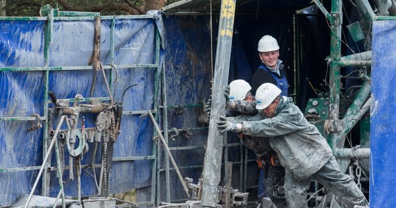 Wbrew wcześniejszym przewidywaniom do rana nie uda się zakończyć odwiertu, wykonywanego w ramach akcji poszukiwawczej dwóch górników zaginionych 18 kwietnia po wstrząsie w kopalni Wujek. 