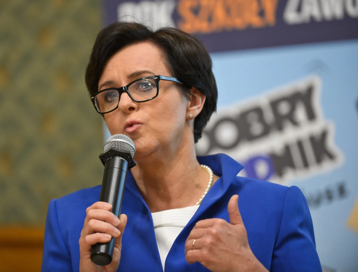 Coraz częściej mam wrażenie, iż gdyby któregoś pięknego dnia okazało się, że zniknęło Ministerstwo Edukacji Narodowej i związane z nim podmioty administracyjne, to ludzie, którym autentycznie zależy na dobrej edukacji polskich uczniów, odczuliby ogromną ulgę, gdyż mogliby wreszcie spokojnie pracować, a nie tracić czas na zajmowanie się ogłaszanymi przez MEN „ważnymi projektami”. Po wejściu na główną stronę internetową MEN możemy przeczytać wykaz owych aktualnie „ważnych projektów”. Oto one: bezpłatny elementarz, darmowe podręczniki, rok szkoły zawodowców, szkoła bezpieczna i przyjazna, szkoła współpracy, cyfrowa szkoła, wypoczynek, pomoc telefoniczna i on-line dla rodziców i uczniów, fundusze europejskie. Sporo, ale jak widać z tego wykazu MEN nie zauważa kluczowej obecnie kwestii, jaką jest ciągle obniżający się poziom kształcenia naszych szkół, bezpośrednio związany ze swoistą zabawą w obniżanie edukacyjnych wymagań przez ludzi odpowiedzialnych za polską edukację.