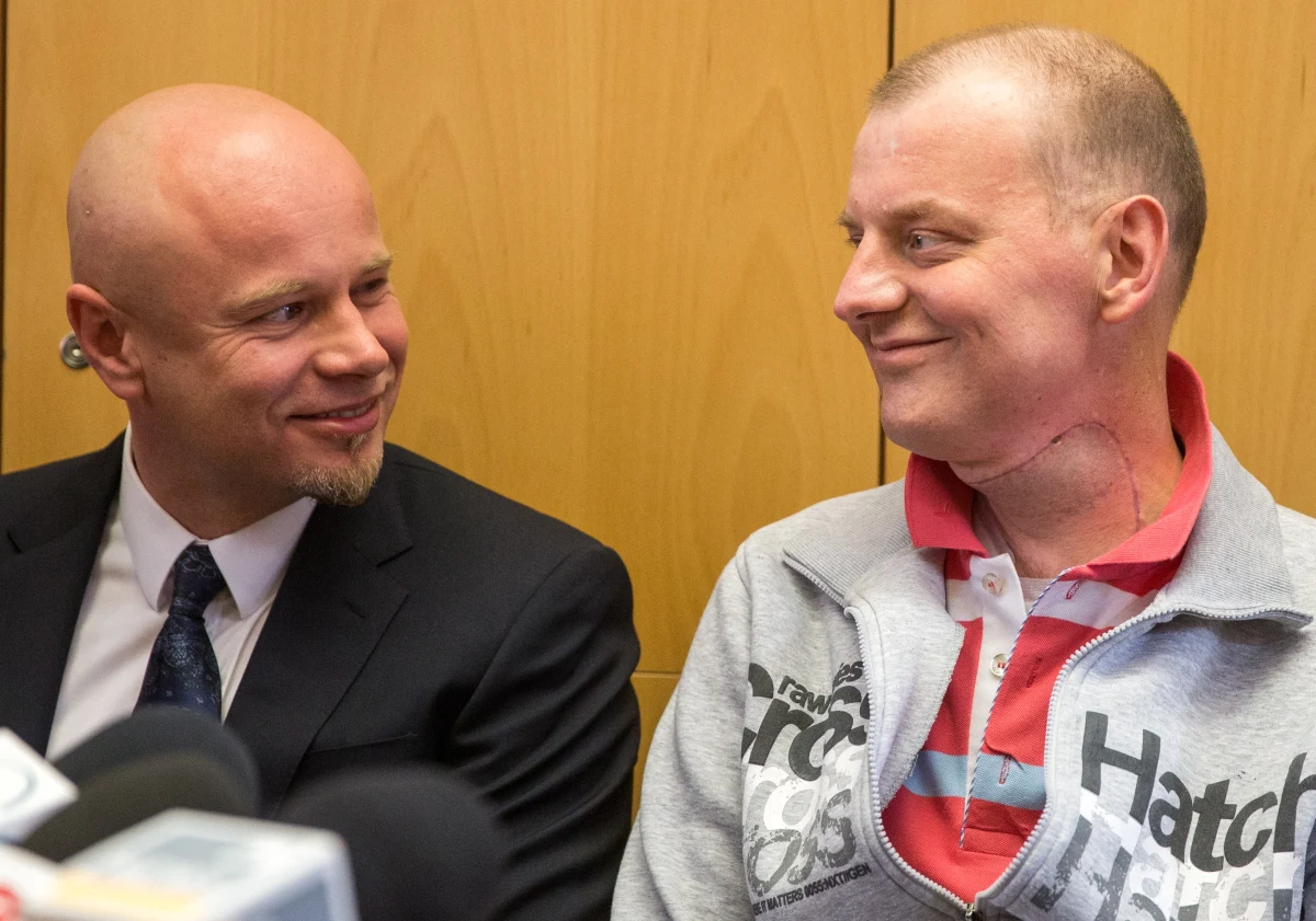 37-letni pan Michał po złożonym przeszczepie narządów szyi czuje się dobrze i wypowiada pierwsze słowa. Operację przeszczepu krtani, tchawicy, gardła, przełyku i tarczycy przeprowadzili lekarze z Centrum Onkologii w Gliwicach. To pierwszy tak złożony zabieg na świecie.  