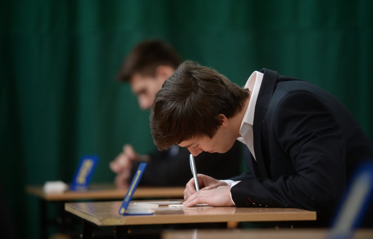 Znamy tematy z matury z języka polskiego, jaką pisali w poniedziałek uczniowie technikum. To wykorzystywanie władzy absolutnej w opowiadaniu Bolesława Prusa oraz wizerunek matki w "Dziadach" Adama Mickiewicza i "Zielu na kraterze" Melchiora Wańkowicza. Był to egzamin na poziomie podstawowym. 