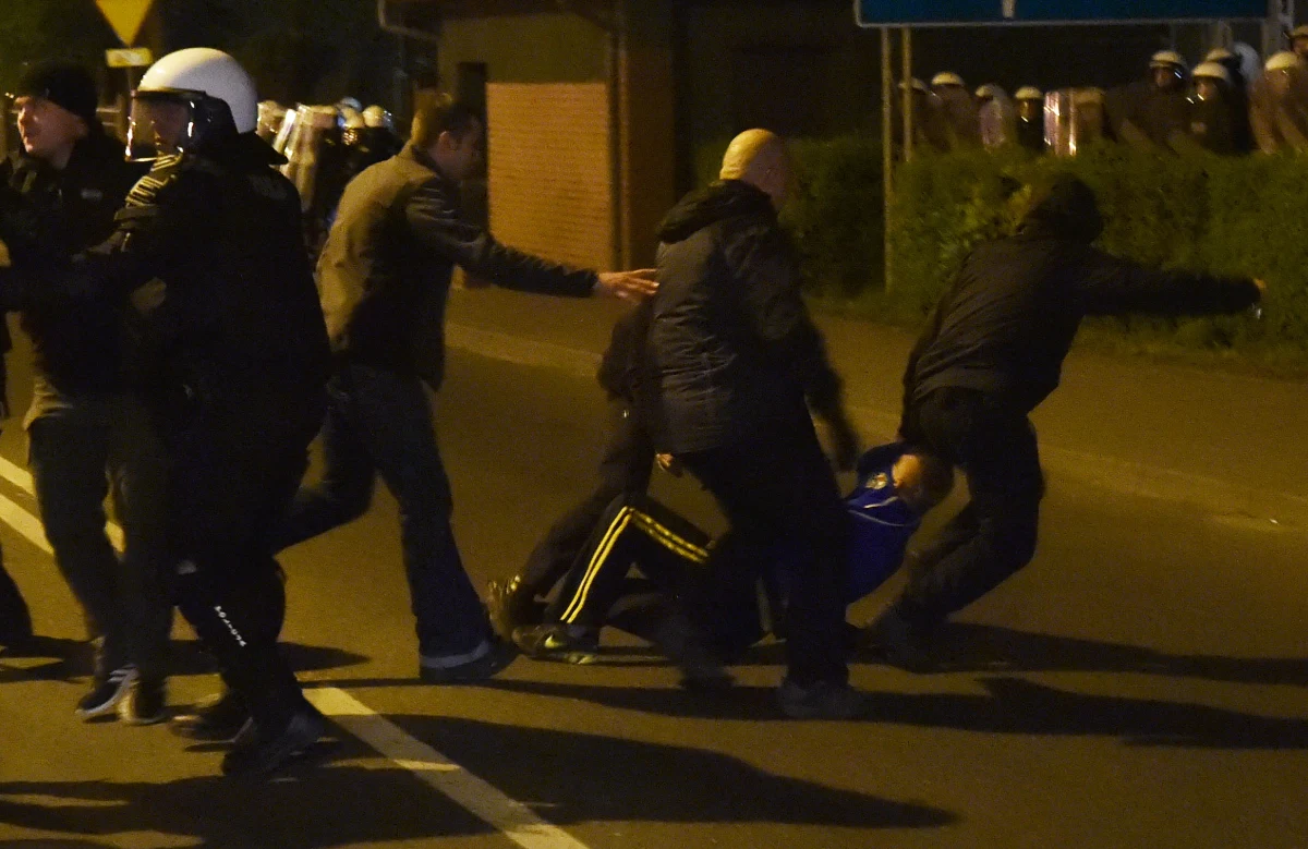 Policjanci będą musieli się wytłumaczyć z interwencji w Knurowie. Minister Spraw Wewnętrznych Teresa Piotrowska zażądała od Komendanta Głównego Policji raportu z zamieszek do jakich doszło po meczu, w ostatni weekend. Od gumowego pocisku zginął wtedy 27-letni kibic. 