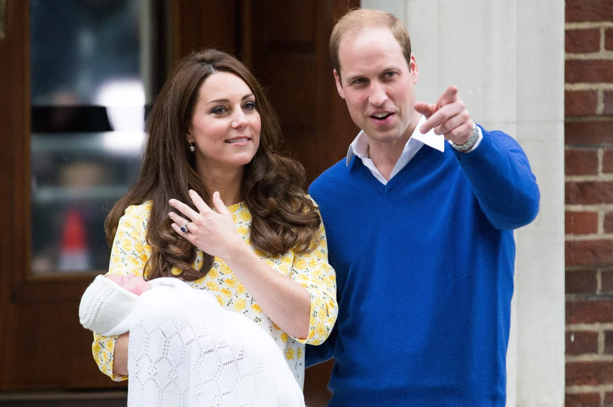 Mała księżniczka, córka księżnej Kate i księcia Williama, została urodzona przez surogatkę - takie rewelacje przedstawia prokremlowska gazeta "Komsomolskaja Prawda". Dziennik powołuje się m.in. na wypowiedzi Rosjanek, które twierdzą, że jest to niemożliwie, żeby księżna po porodzie wyglądała tak dobrze i o własnych siłach wyszła ze szpitala tego samego dnia.