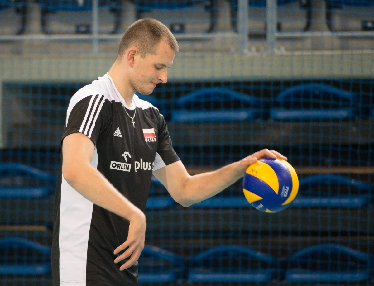 Siatkarz reprezentacji Polski Bartosz Kurek został zawodnikiem Asseco Resovii Rzeszów - poinformował występujący w ekstraklasie klub. Umowa z 27-letnim przyjmującym została podpisana na jeden sezon z opcją przedłużenia na kolejny.